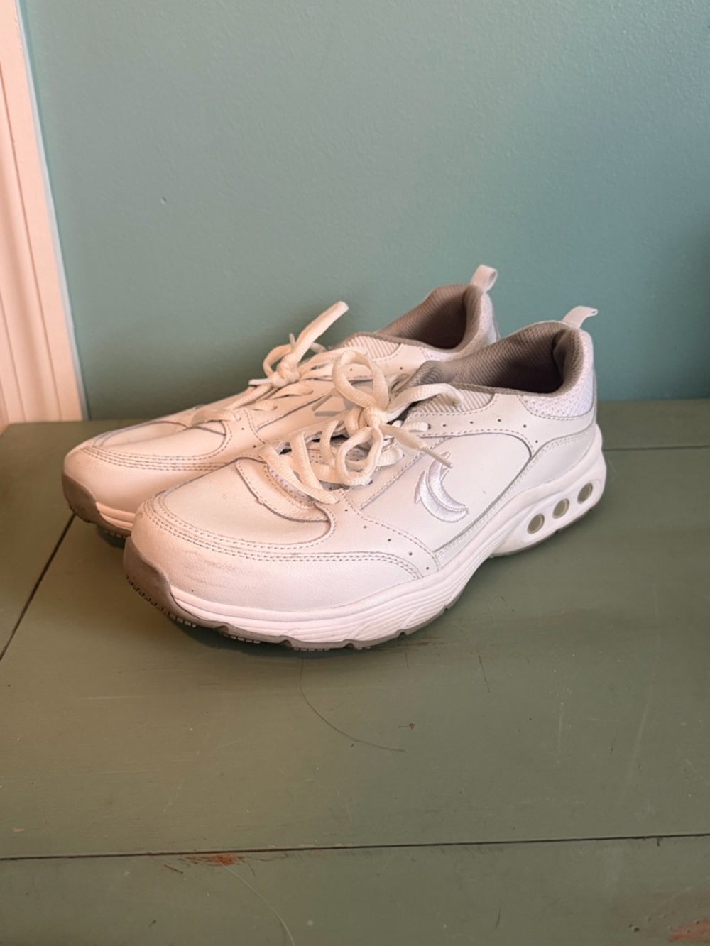 Therafit Women’s Athletic Shoes : WORN ONCE.